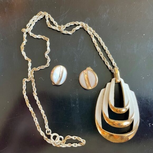 Vintage Trifari Pendent Necklace & Earrings 1974 - Picture 1 of 11